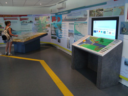 Maquette tactile sur meuble adapt&eacute;